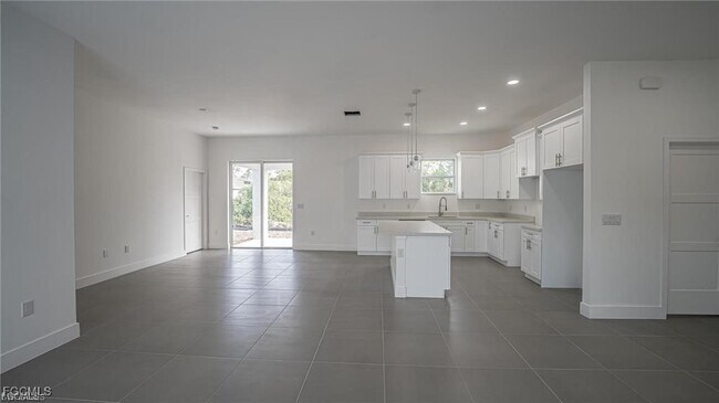 Photo - 744 Clancy St E