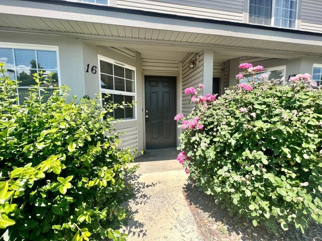 Building Photo - Lovely 2 Bedroom Condo with Washer/Dryer Available for Rent!