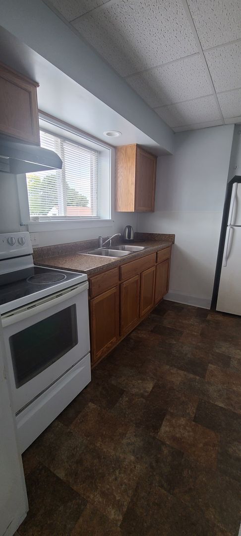 Building Photo - 2 bedroom upper, ready immediately! Unit 1042