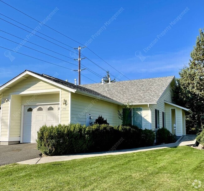 Building Photo - Great 2/2 BR Duplex near Pilot Butte Rental