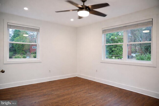 Photo - 1633 Kalmia Rd NW