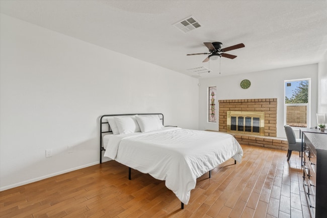 Building Photo - 9632 N 58th Ln Unit Suite