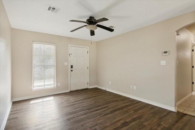 Photo - 5165 Springwood Loop