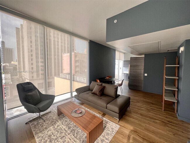 Building Photo - 151 SE 1st St Unit 810