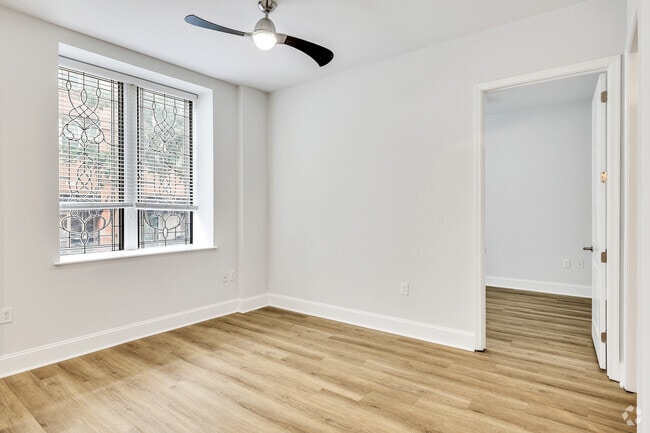 1BR, 1BA - 670SF - The Alexander - Living Room