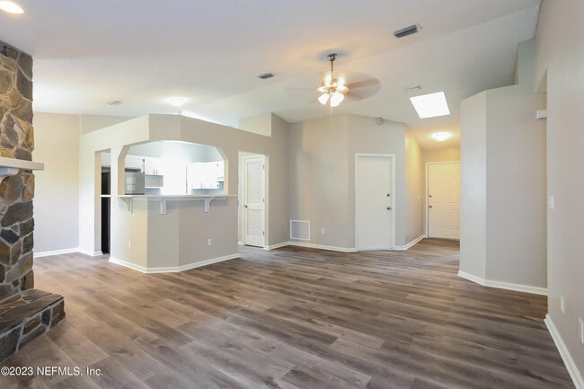 Photo - 1441 Kingfisher Ln N