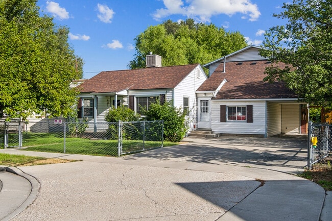 UntiA - 401 E Maxwell Ln Unit B