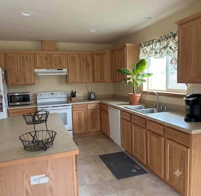 Photo - 1199 NW Redwing Dr