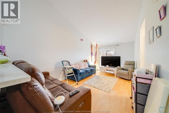 Photo - 1559 Chateau Ave