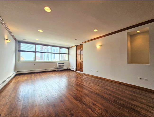 Photo - 1300 N Dearborn St