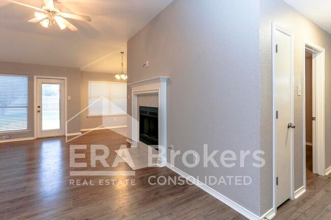 Photo - 1614 Twisted Oak Dr