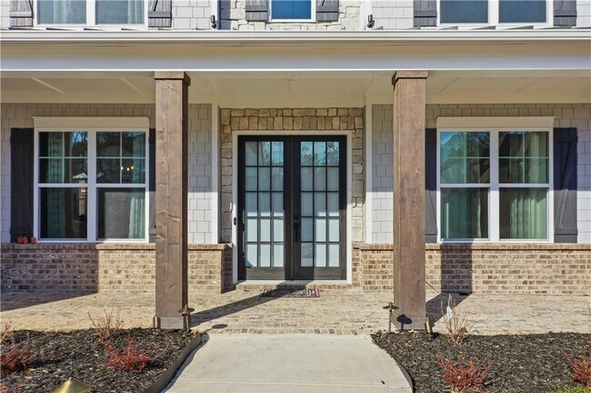 Photo - 415 Oakleigh Ave