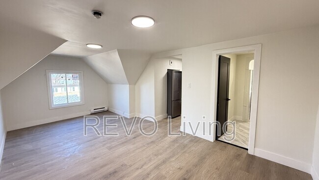 Photo - 4587-4587 Ryerson Crescent Unit 3