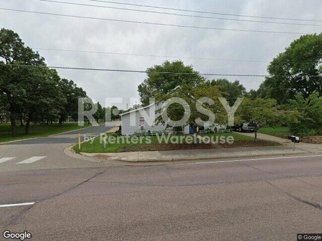 Building Photo - Available July 1st - 1 Bed/1 Bath Triplex in Prior Lake