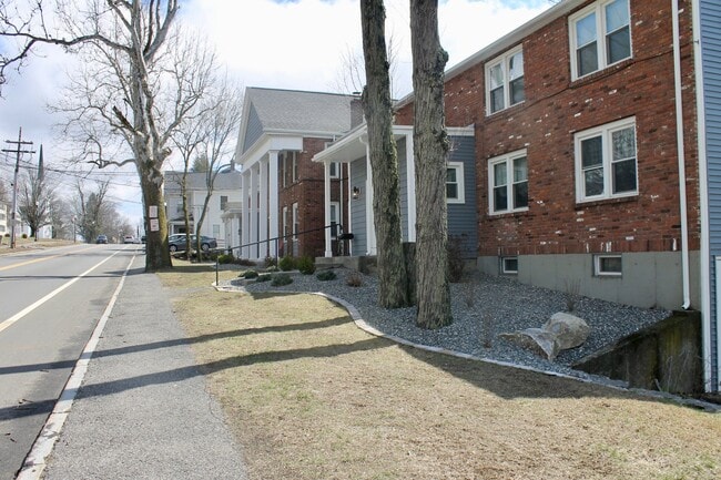 Building Photo - 1231 Main St Unit A