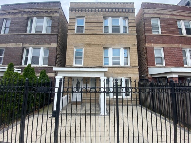 Front of Building - 2323 W Fullerton Ave Apartamentos Unidad #2