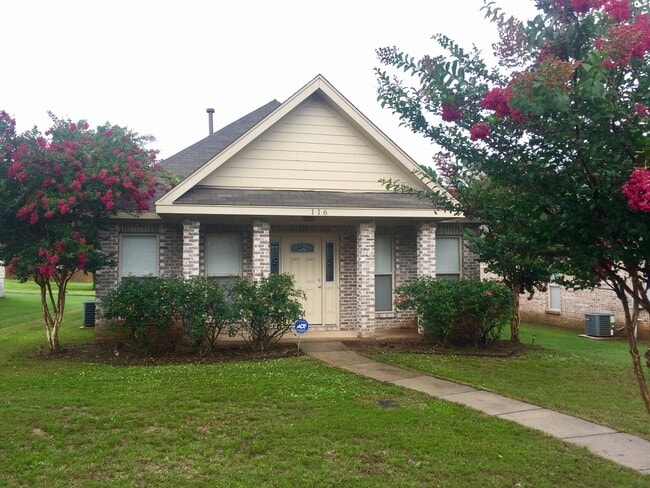Building Photo - Fantastic cottage style home!