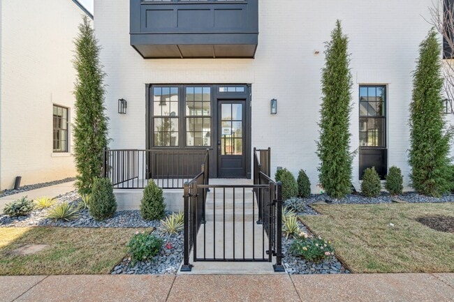 Photo - Townhome 2 bed 2.5 Bath "The White Workroom" in The Heart of Selah