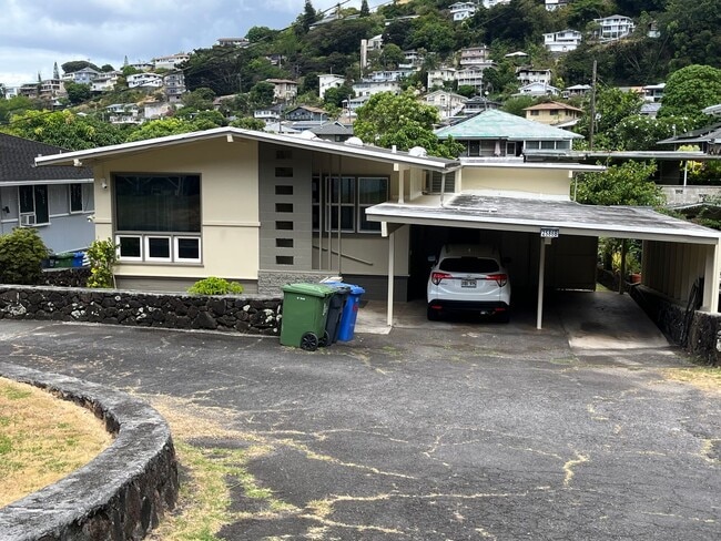 Building Photo - 3/1 with 2 car carport in Pauoa Valley Rental