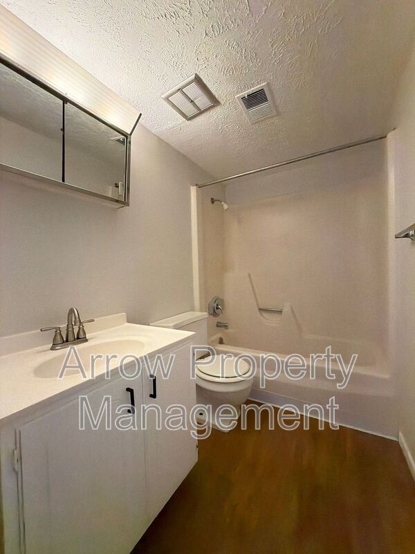 Photo - 2338 Lynn St