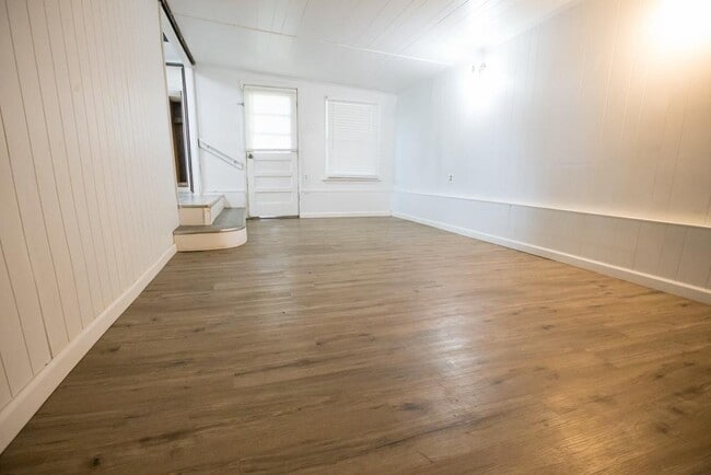 153 Commerce Ln