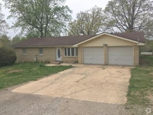 Building Photo - Country Living 3 bedroom home on 3 acres! ...