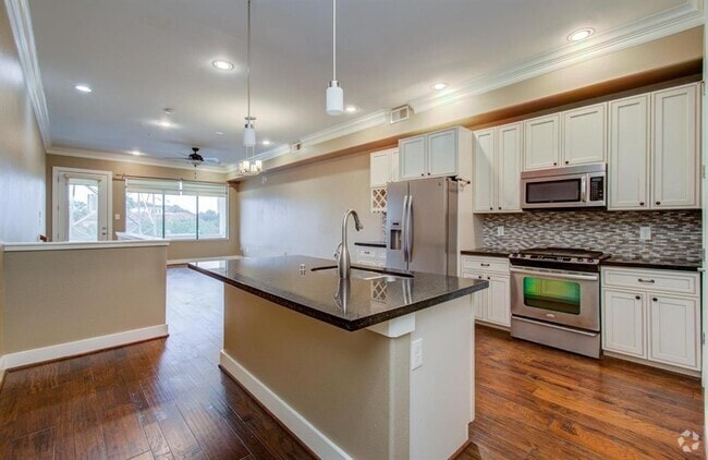 Building Photo - 510 Lovett Blvd Unit 308 Rental