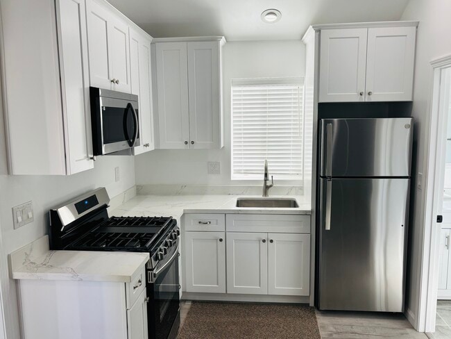 Brand New ADU | Additional $150 Per Month for Utilities | Available June 1st | $2,350/Month Burbank - 2140 N Manning St Apartamentos Unidad 2142 N Manning ADU