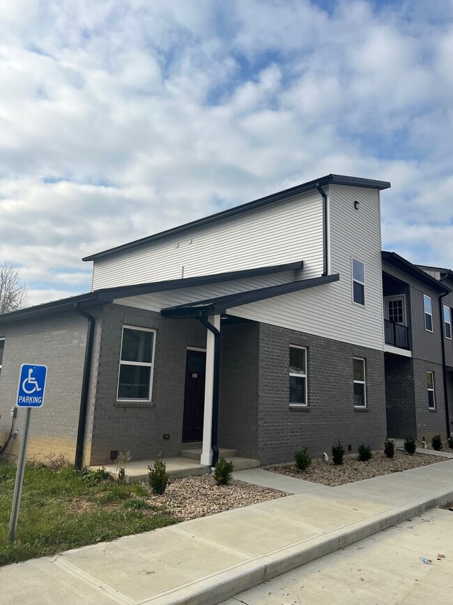 Photo - 601 Courtyard Ln Townhome