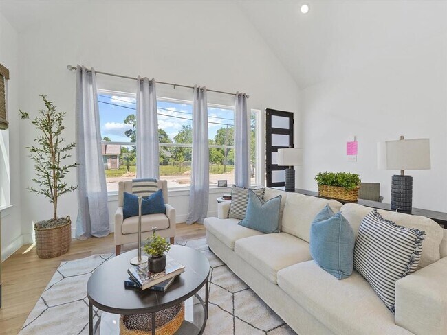 Photo - 2406 Mann St