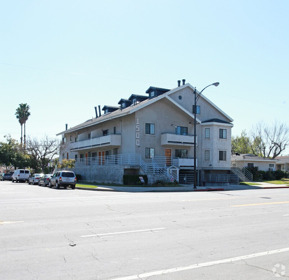 Photo - 1500 W Victory Blvd Apartments