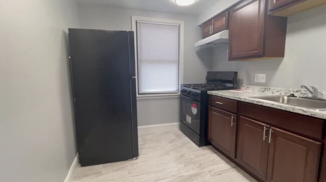 Kitchen - 4945 Sheriff Rd NE