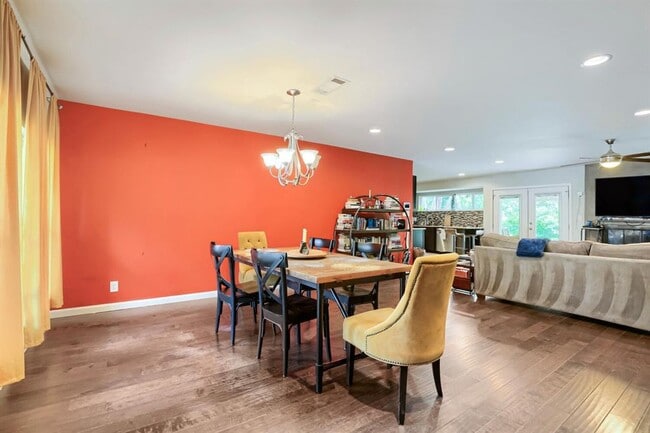 Photo - 2606 Loyola Ln