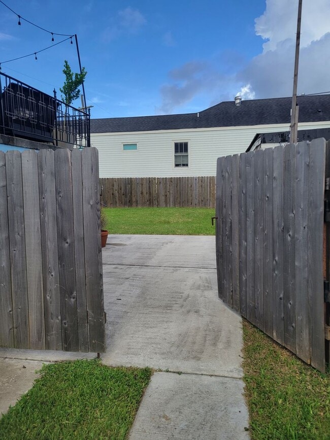 Photo - Spacious 3BD/2.5BA Uptown on Marengo St w/ Huge Backyard