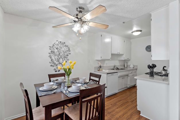 Las modernas y luminosas comedor y la cocina en Ridgeview Apartment con pisos de tablones de madera