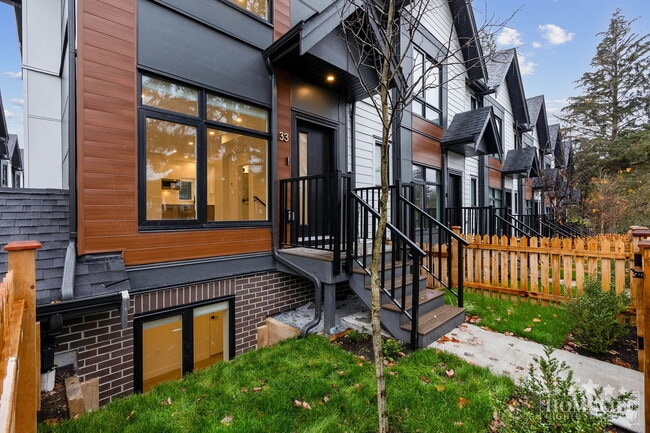 Photo - 3 - Bed + 3 - Bath + 1 Office/Den in South Surrey! Unité 33