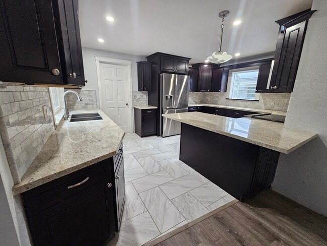 Cocina recién remodelada. Todos los electrodomésticos son nuevos. - 829 2nd Ave N