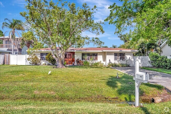 Building Photo - Beautiful West of the Trail 3-Bed/2-Bath H... Rental