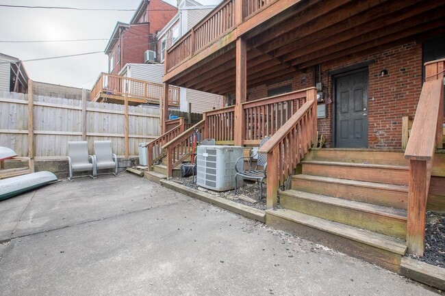 Photo - 413 E Carson St