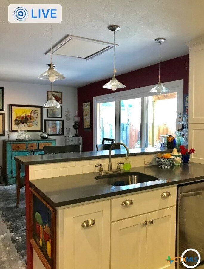 Photo - 117 E Crockett St