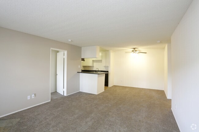 2 BR, 2 BA - 901 SF