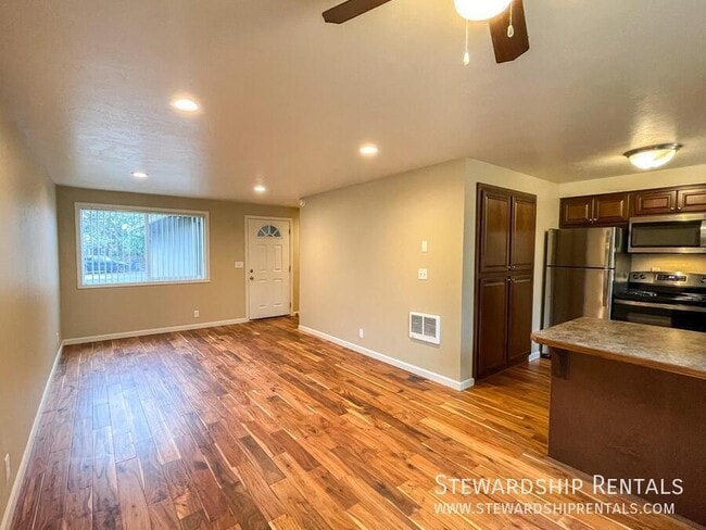 Photo - 723 W Quinalt St