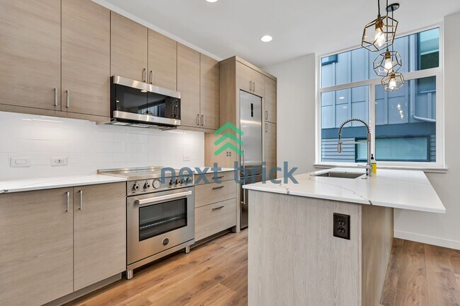 Photo - Charming 2-Bed, 2-Bath Townhouse Retreat in Seattle's Vibrant Heart – 1100 Sq Ft of Modern Living!