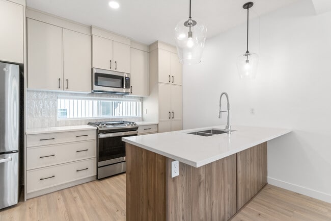 Building Photo - 8554-8583 83 Ave NW Unit MAIN 8554