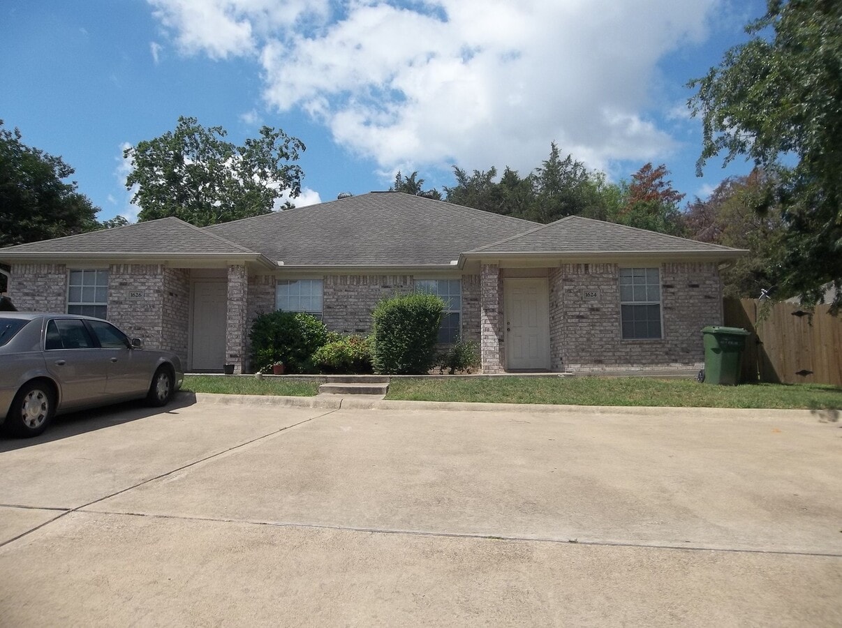 Bryan - Duplex 3 bedroom / 2 bath - Large yard fenced in. - Bryan - Duplex 3 bedroom / 2 bath - Large yard fenced in.