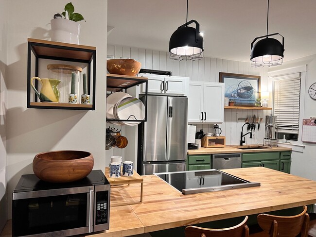 Building Photo - Charming Reynolds Ave Rental – Spacious Yard, Stylish Kitchen, Great Location