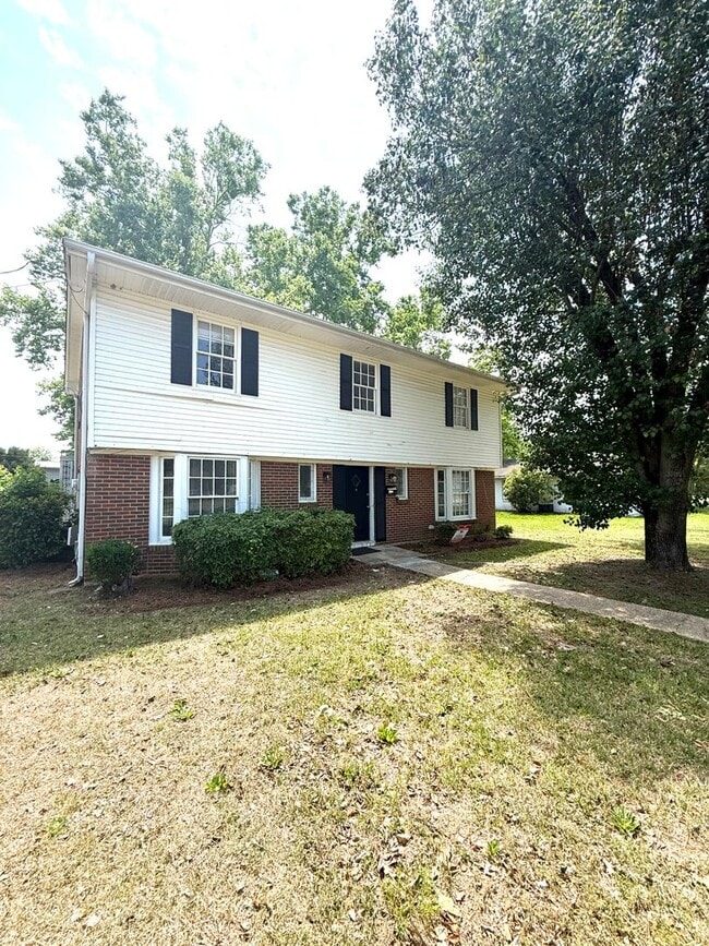 Photo - ** 4 bed 2.5 bath located in Edgewood ** Call 334-366-9198 to schedule a self tour