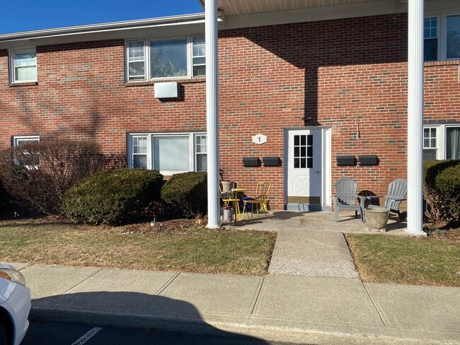 Building Photo - 136 S Chestnut St Unit 1A