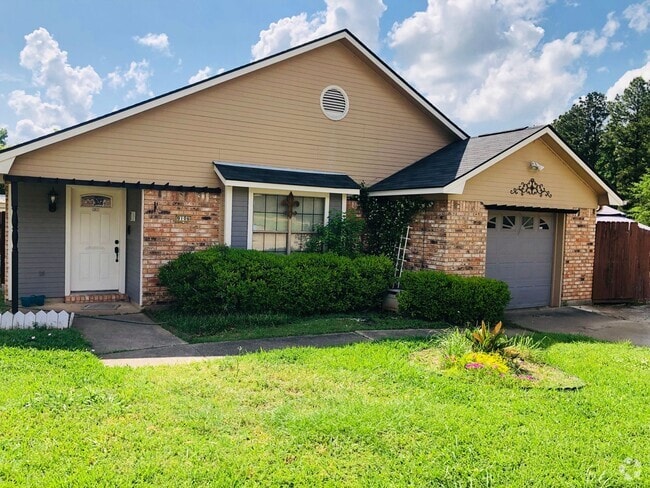 Building Photo - SOUTHERN HILLS-BIG CORNER LOT-NICE BRICK HOME