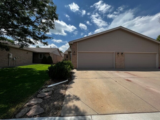 Photo - 4 Bed 3 Bath Townhouse in West Fort Collins!